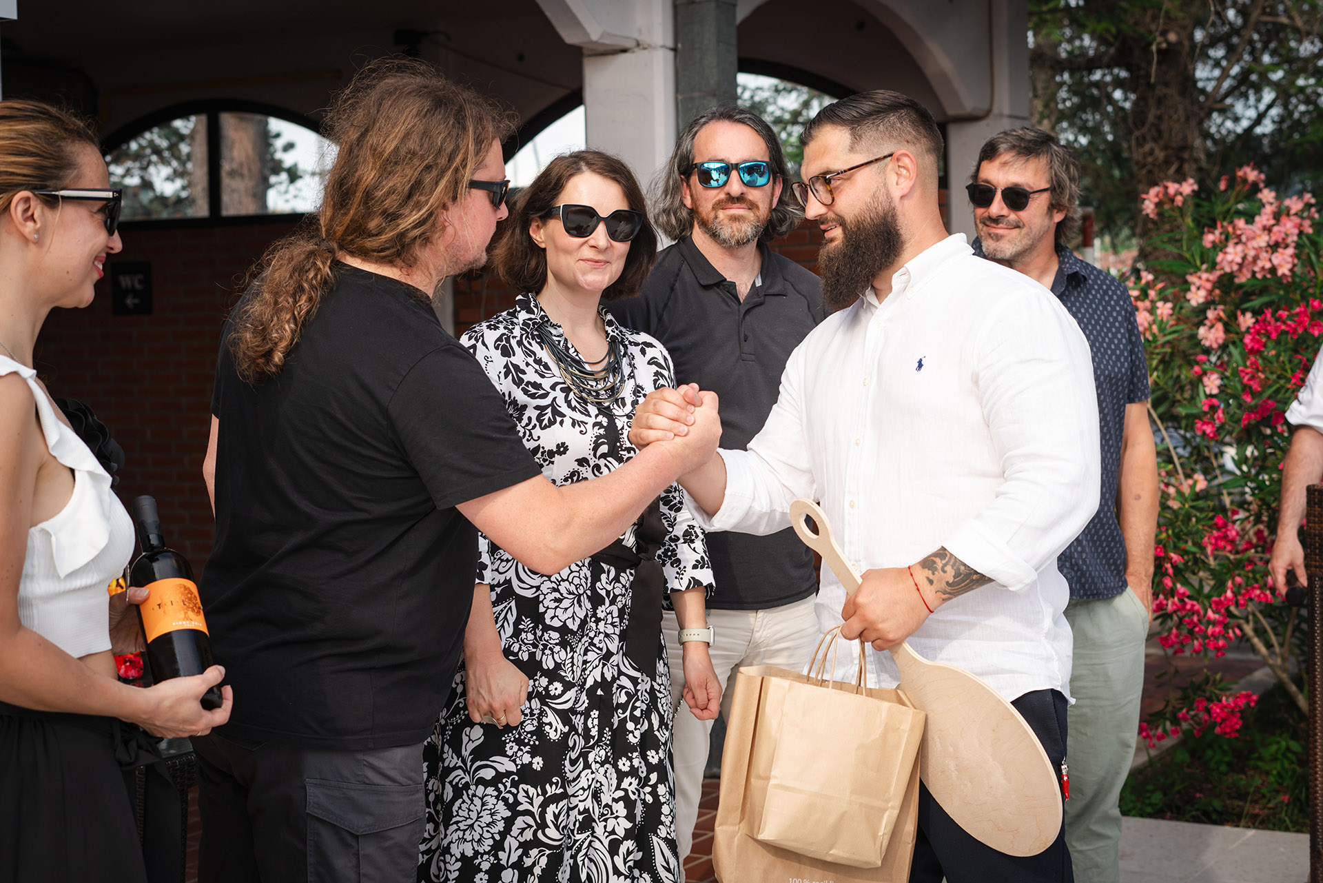 Jakob Gašpar Mišič je prevzel nagrado za družinsko picerijo Vesuvio.