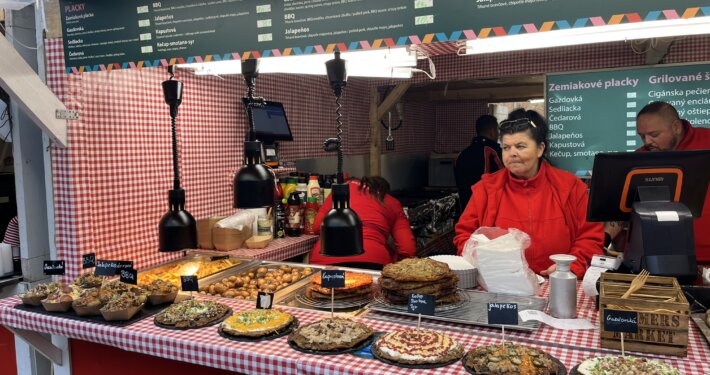 Krompirjeve placke, ki so slovaška narodna jed, ponujajo z enajstimi različnimi nadevi, od najpreprostejših do natrgane svinjine.