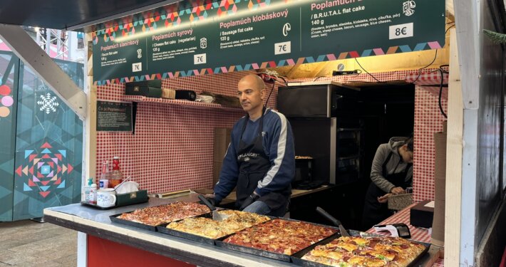 Poplamuh je slovaška različica alzaške plamenjače, pa tudi naše pomurske postržjače. Bogato obložena pogača, ki spominja na domačo pico z debelim testom.